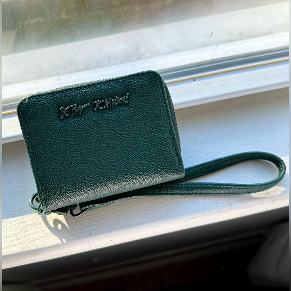 Betsey Johnson Dark Green xo Skully Wallet / Wristlet New w/out Tags, Never Used